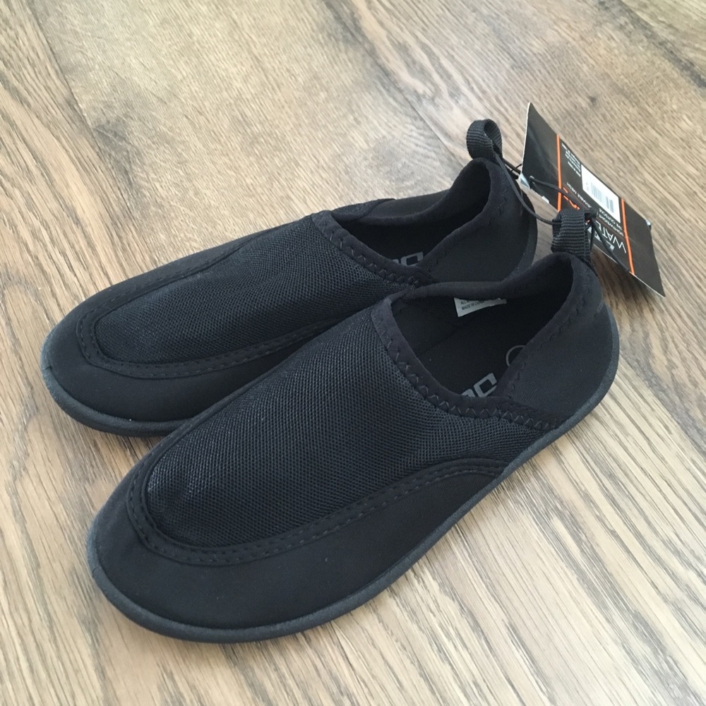 Kids water shoes Size 1. NWT